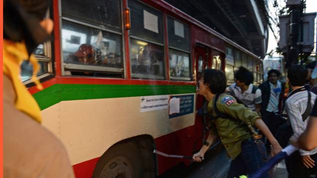 Manifestantes atacaram ônibus que transportava apoiadores do governo para um estádio de Bangcoc, na Tailândia, onde seria realizado um comício político