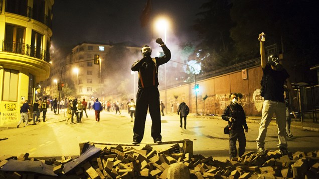 Os manifestantes durante confrontos perto do escrtório do primeiro-ministro turco Recep Tayyip em Istambul, Turquia
