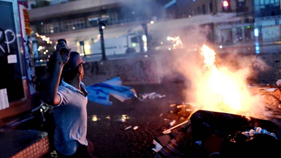 Manifestantes enfrentam a polícia durante protestos em Istambul, na Turquia