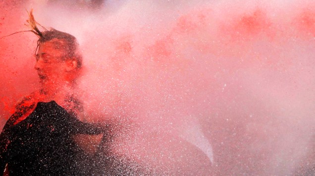Mulher é atacada por canhões de água durante protestos na praça Kizilay, no centro de Ancara, Istambul