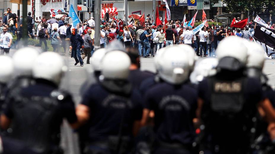 Manifestantes entram em confronto com a polícia durante uma manifestação na praça Kizilay, no centro de Ancara, Istambul