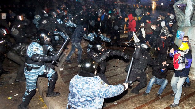 Manifestantes entraram em confronto com polícia na manhã de sábado (30), na Praça da Independência, em Kiev, durante protesto pedindo a demissão do presidente Viktor Yanukovych, na Ucrânia