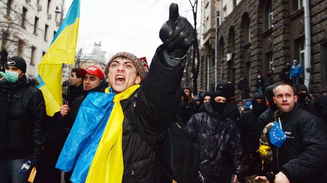 Manifestantes enfrentam polícia perto do escritório presidencial em Kiev em um protesto exigindo eleições antecipadas destinadas a punir autoridades por rejeitar a participação da Ucrânia na União Européia