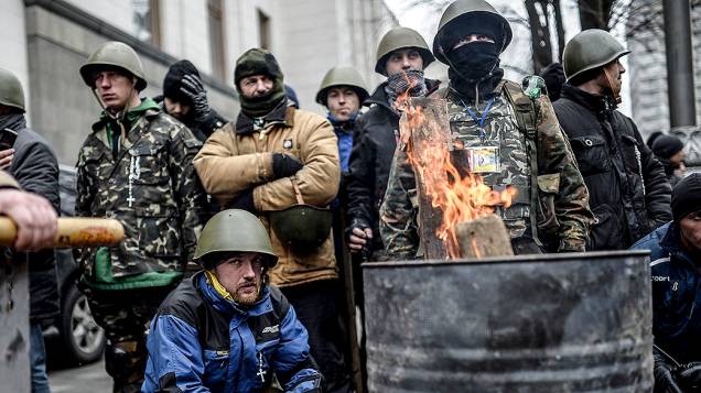 Manifestantes anti-governo aguardam em frente ao prédio do Parlamento em Kiev, na Ucrânia