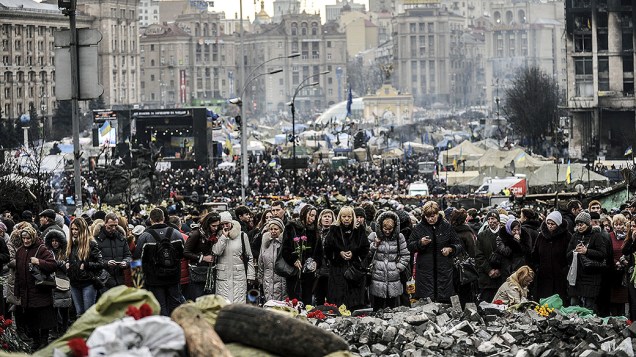 Pessoas visitam e lamentam diante dos destroços na Praça da Independência em Kiev, na Ucrânia