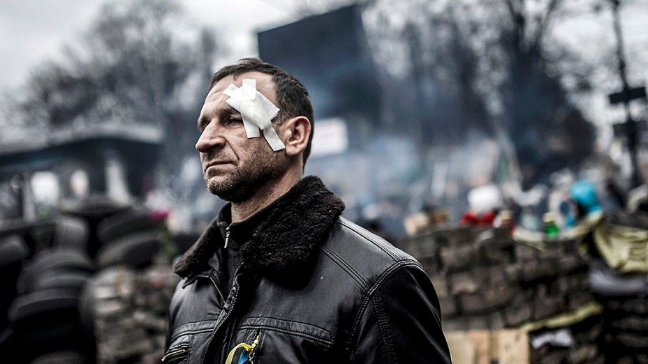Manifestante que foi ferido em confronto com a polícia durante os protestos, visita a Praça da Independência em Kiev, na Ucrânia