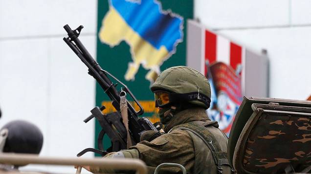 Soldado das forças armadas russas aguarda na fronteira da Ucrânia para entrar na cidade de Crimeia, em 01/03/2014