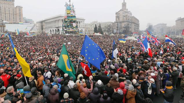 Manifestantes de diferentes países erguem bandeiras e se juntam aos ucranianos na Praça da Independência em Kiev, na Ucrânia