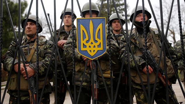 Soldados ucranianos montam guarda em base militar da Crimeia, na Ucrânia