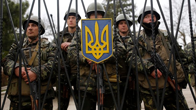 Soldados ucranianos montam guarda em base militar da Crimeia, na Ucrânia