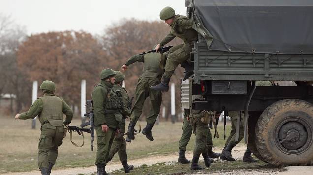 Tropas da Rússia desembarcam na base aérea de Belbek, na Crimeia