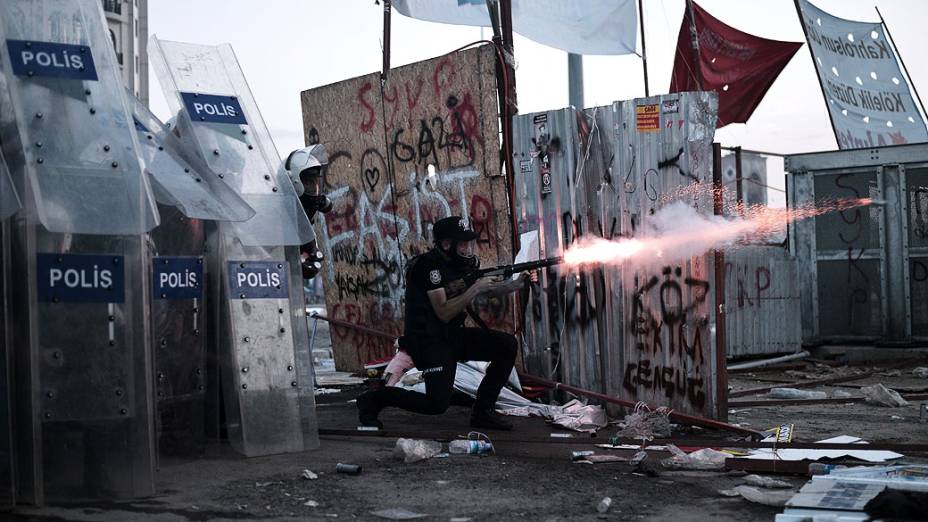 Polícia usa bombas de gás lacrimogêneo e balas de borracha para dispersar manifestantes, da praça Taksim, em Istambul