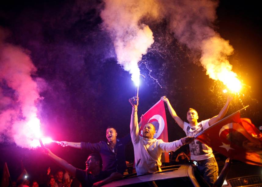 Manifestantes anti-governo utilizam sinalizadores durante protestos em Ancara, capital da Turquia
