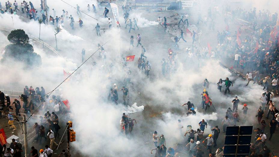 Polícia usa bombas de gás lacrimogêneo e balas de borracha para dispersar manifestantes, da praça Taksim, em Istambul