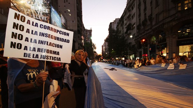Manifestantes reclamam de políticas do governo de Cristina Kirchner, no protesto apelidado de 18A (18 de abril)
