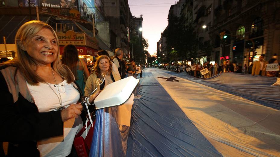 Manifestantes abrem bandeira gigante com as cores da Argentina e um laço preto, em protesto contra o governo de Cristina Kirchner.