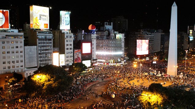 Manifestantes se reúnem em torno do Obelisco, no cruzamento das avenidas Corrientes e 9 de Julio
