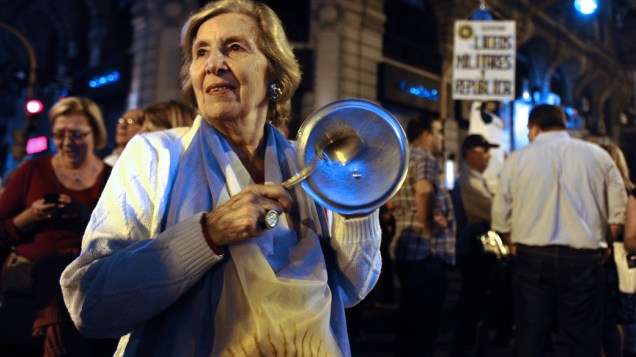 Além dos cartazes, os argentinos também voltaram a bater panela contra o governo
