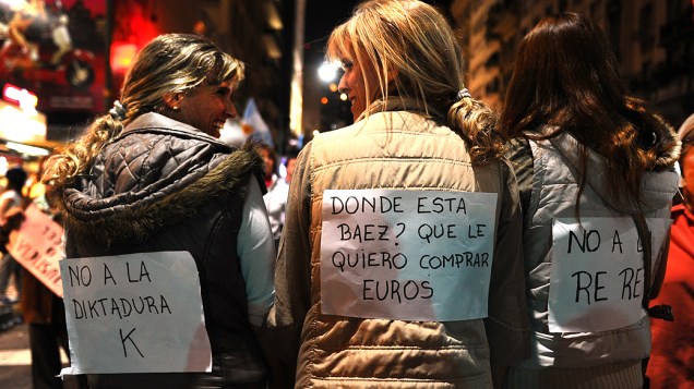 Opositores se reúnem nesta quinta-feira (18), em Buenos Aires para participar de um protesto contra o governo de Cristina Kirchner
