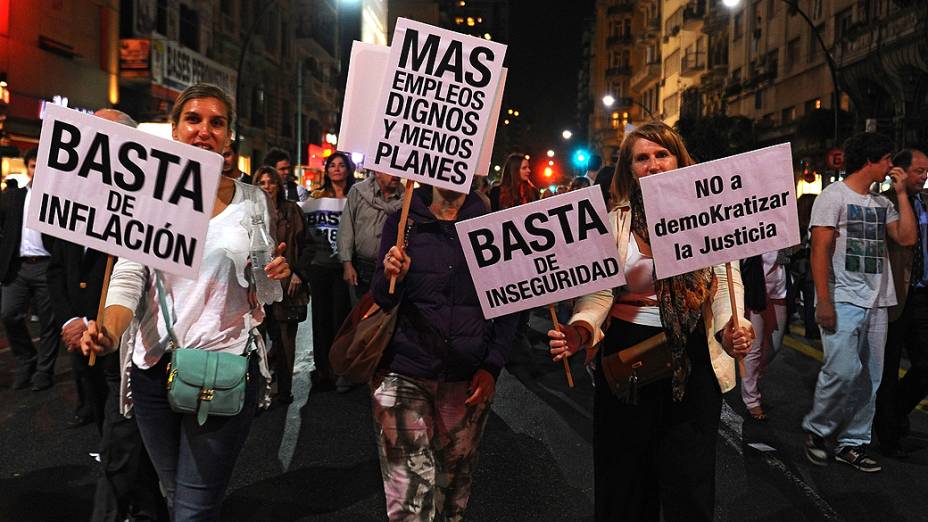 Cartazes mostram insatisfação de manifestantes com o governo de Cristina Kirchner