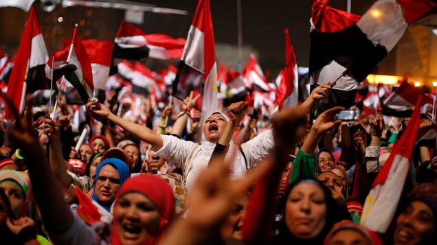 Manifestantes comemoram a queda do presidente Mohamed Mursi na Praça Tahrir, na terça-feira (3)