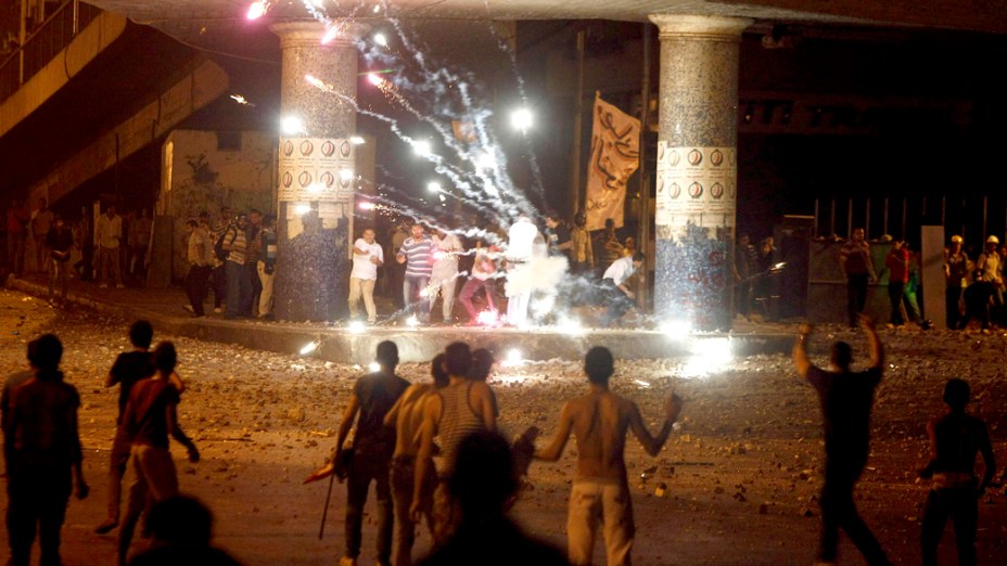 Manifestantes que apoiam o presidente deposto Mohamed Mursi, entram em confronto com seus opositores no Cairo, Egito