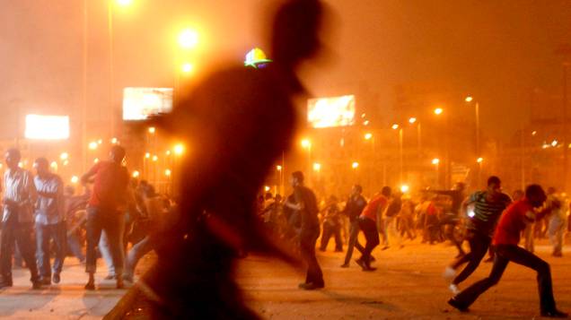 Manifestantes que apoiam o presidente deposto Mohamed Mursi, entram em confronto com seus opositores durante protesto no Cairo, Egito