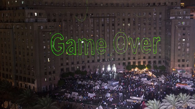 Manifestantes egípcios que pediam a queda do presidente Mohamed Mursi reuniram-se na Praça Tahrir, no Cairo, na terça-feira 2 de julho, mirando luzes de laser no prédio do governo com a frase "Game Over"