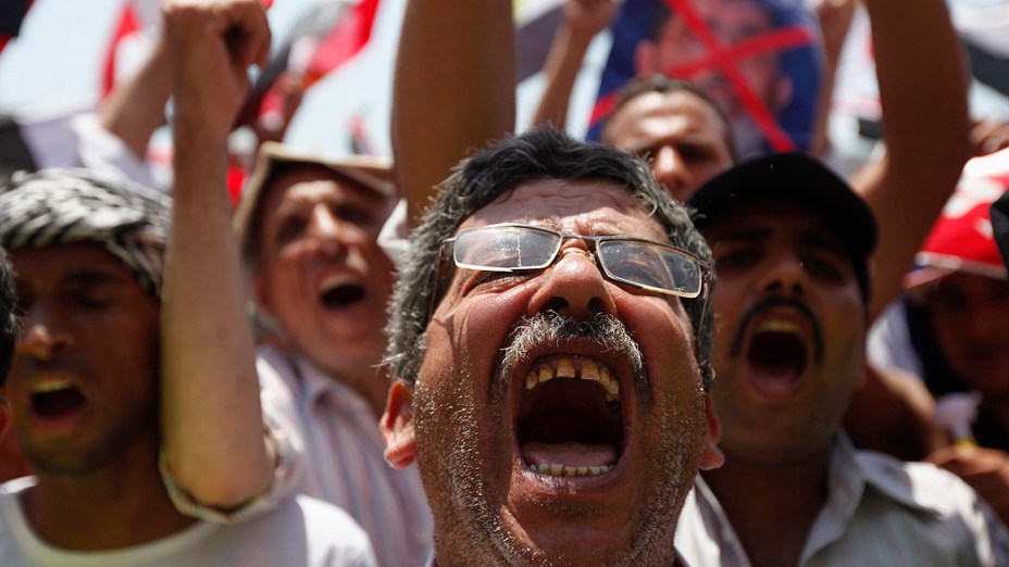 Opositores do presidente do Egito, Mohamed Mursi, fazem suas orações da manhã durante protesto na Praça Tahrir, domingo (30/06/2013)