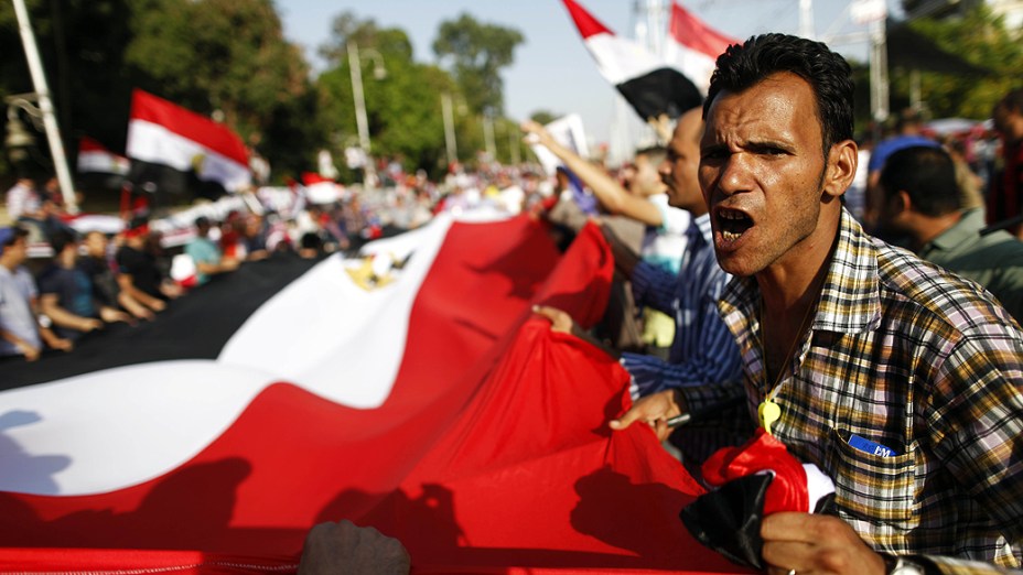 Opositores do presidente do Egito, Mohamed Mursi, fazem suas orações da manhã durante protesto na Praça Tahrir, domingo (30/06/2013)