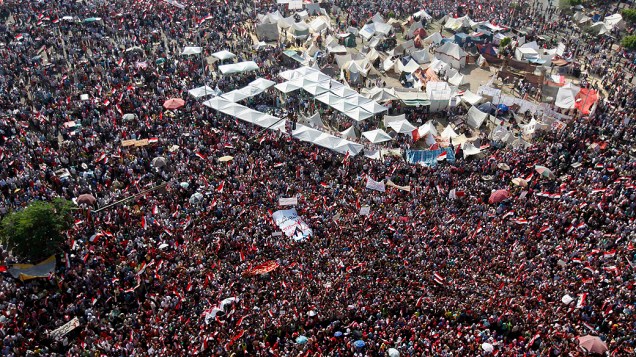 Opositores do presidente do Egito, Mohamed Mursi, fazem suas orações da manhã durante protesto na Praça Tahrir, domingo (30/06/2013)