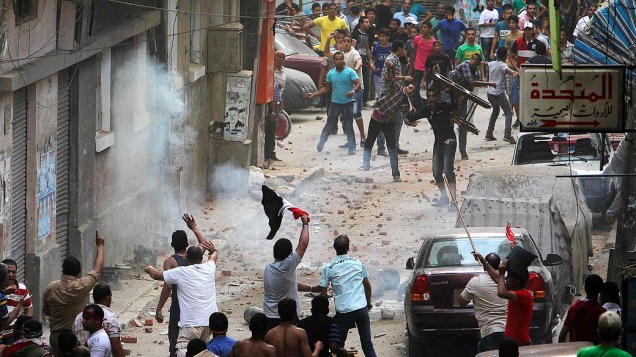 Opositores do presidente do Egito, Mohamed Mursi, entram em confronto com moradores da região durante protesto em Alexandria, domingo (30/06/2013)