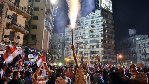 Milhares de manifestantes egípcios se reúnem na praça Tahrir durante um protesto pedindo a saída do presidente Mohamed Mursi, na segunda-feira, 1º de Julho