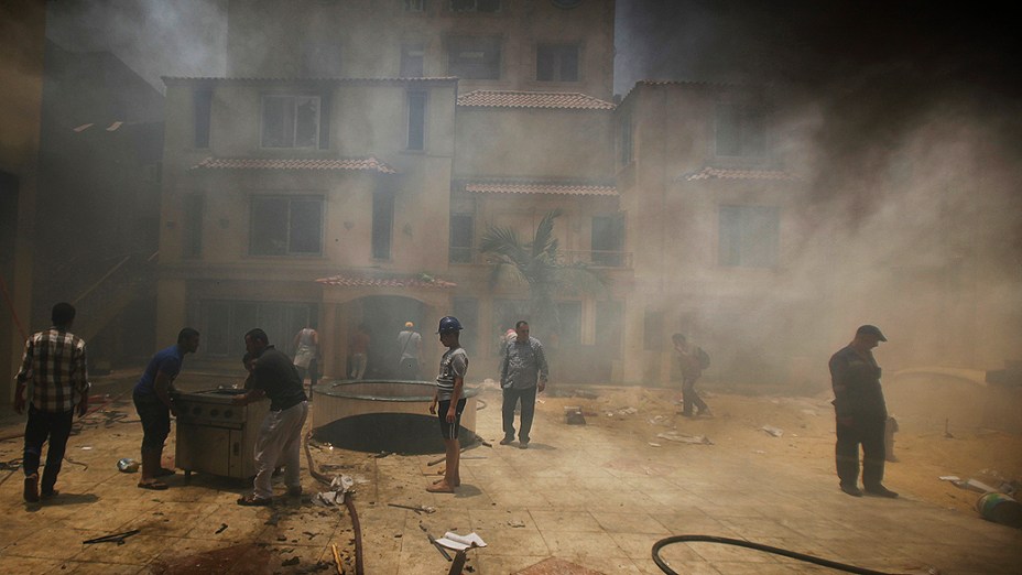 Sede do partido da Irmandade Muçulmana no distrito Moqattam do Cairo, após incêndio durante protestos que pedem a saída do presidente Mohamed Mursi, segunda-feira 1º de julho