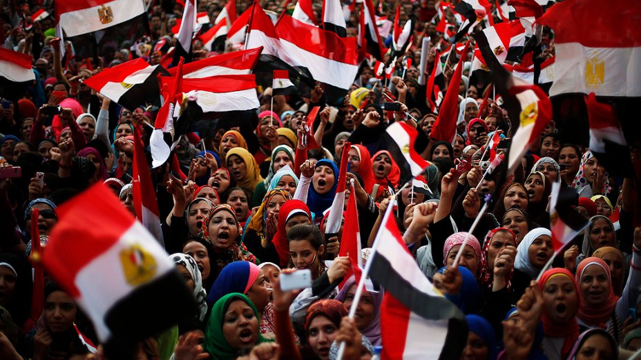 Manifestantes se reúnem em frente ao Palácio Presidencial no Cairo, para pedir a renúncia do Presidente Mohamed Mursi, segunda-feira (01/07/2013)