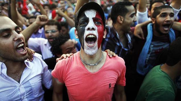 Manifestantes se reúnem em frente ao Palácio Presidencial no Cairo, para pedir a renúncia do Presidente Mohamed Mursi, segunda-feira (01/07/2013)