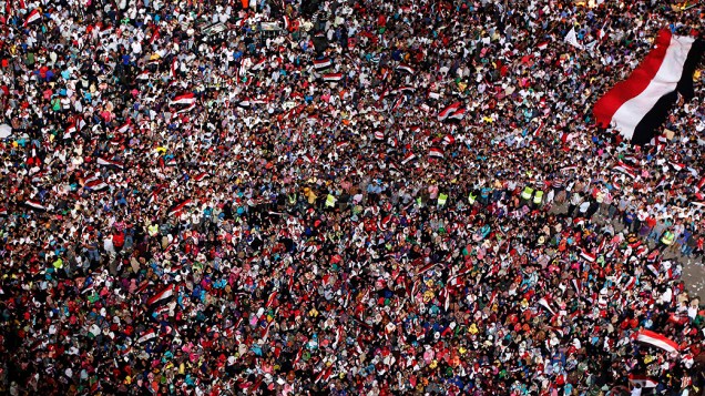 Manifestantes pedem a renúncia do atual presidente do Egito, Mohamed Mursi, segunda-feria (1/07/2013)