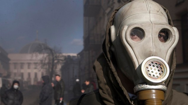Manifestante usa uma máscara de gás durante protesto contra o governo em Kiev, na Ucrânia