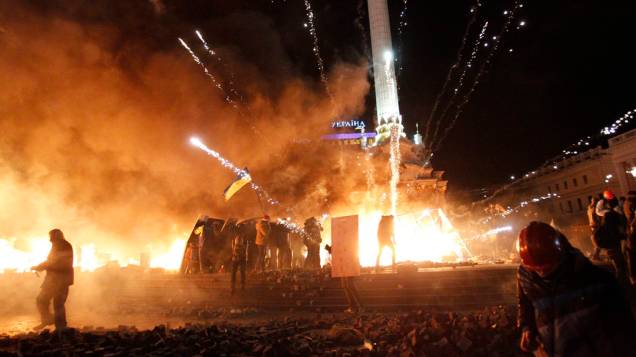 Um rojão explode durante confronto entre manifestantes e a polícia, em protesto contra o governo em Kiev, na Ucrânia