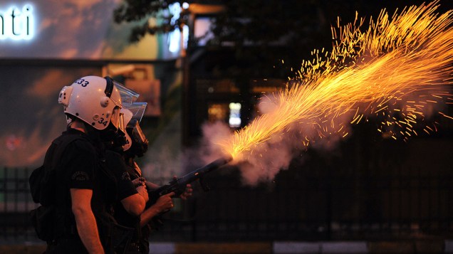 Polícia usa bombas de gás lacrimogêneo para dispersar manifestantes, no terceiro dia de protestos contra o governo em Istambul