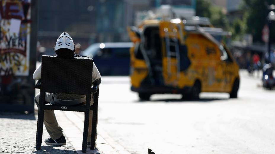 Manifestante dorme em uma cadeira próximo à Praça Taksim, no centro de Istambul