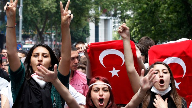 Manifestantes carregam a bandeira turca e gritam frases anti-governo durante uma manifestação em Gezi Park perto de Praça Taksim, no centro de Istambul