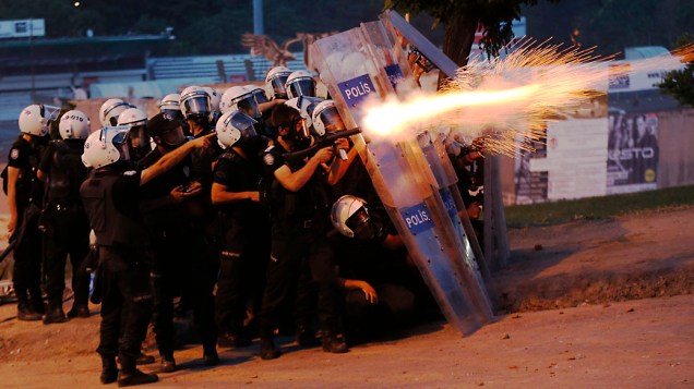 Policiais atiram bombas de gás lacrimogêneo para dispersar a multidão em Istambul