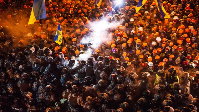 Polícia entrou em confronto com os manifestantes durante tentativa de retomada da Praça da Independência na madrugada desta quarta-feira (11), em Kiev