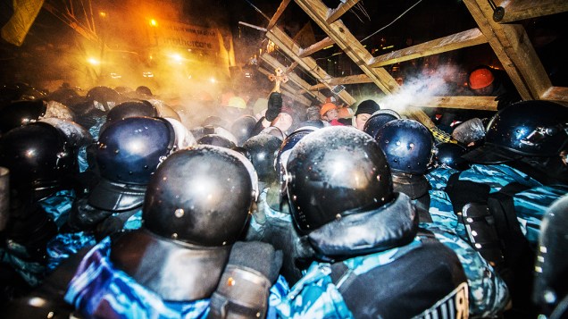 Polícia entra em confronto com os manifestantes durante a madrugada desta quarta-feira (11) na Praça da Independência, em Kiev