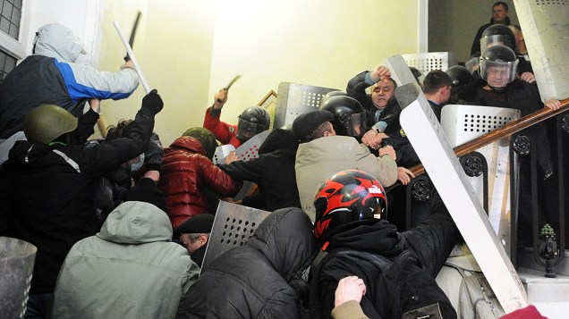 Manifestantes anti-governo entraram em conflito com a polícia durante a invasão de um prédio do governo, na cidade ucraniana de Lviv