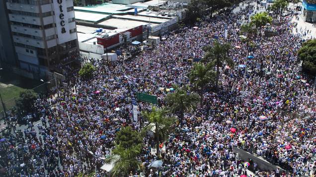 Manifestantes da oposição durante protesto contra o governo do presidente Nicolas Maduro, em Caracas - (16/02/2014)