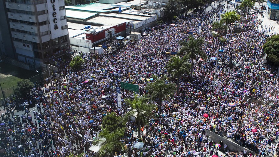 Manifestantes da oposição durante protesto contra o governo do presidente Nicolas Maduro, em Caracas - (16/02/2014)