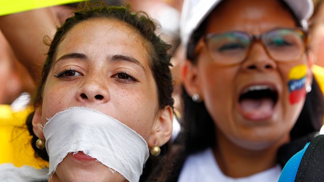 Manifestantes da oposição durante protesto contra o governo do presidente Nicolas Maduro, em Caracas - (17/02/2014)