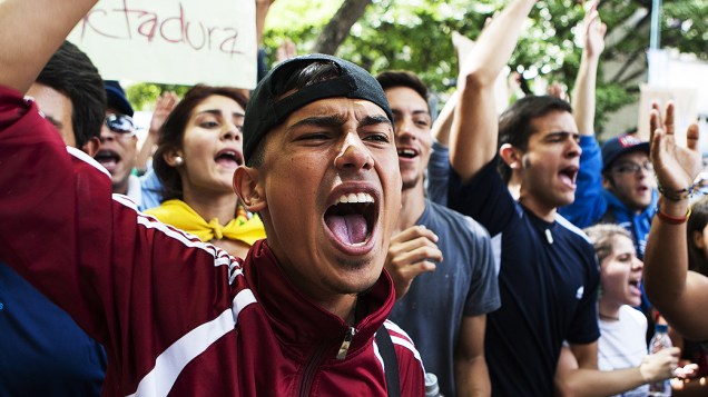 Estudantes saíram ás ruas durante protesto anti-governo em Caracas - (17/02/2014)